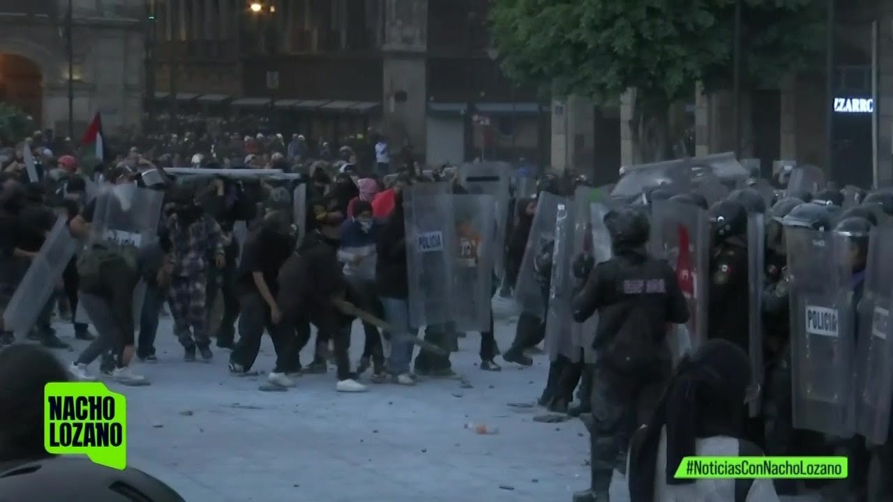 Encapuchados arremetieron contra polic&iacute;as capitalinos durante la marcha por el 2 de octubre