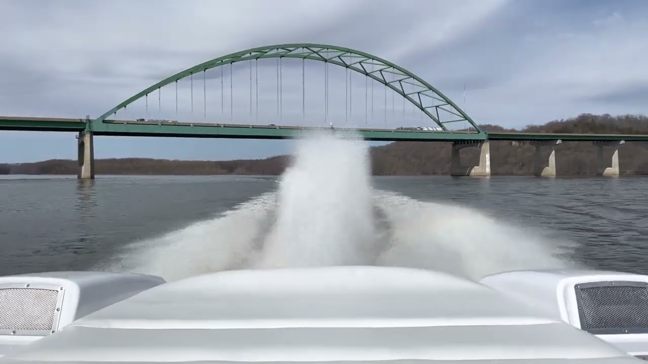 DONZI 43' ZR Running On Mississippi River (Dubuque, Iowa)