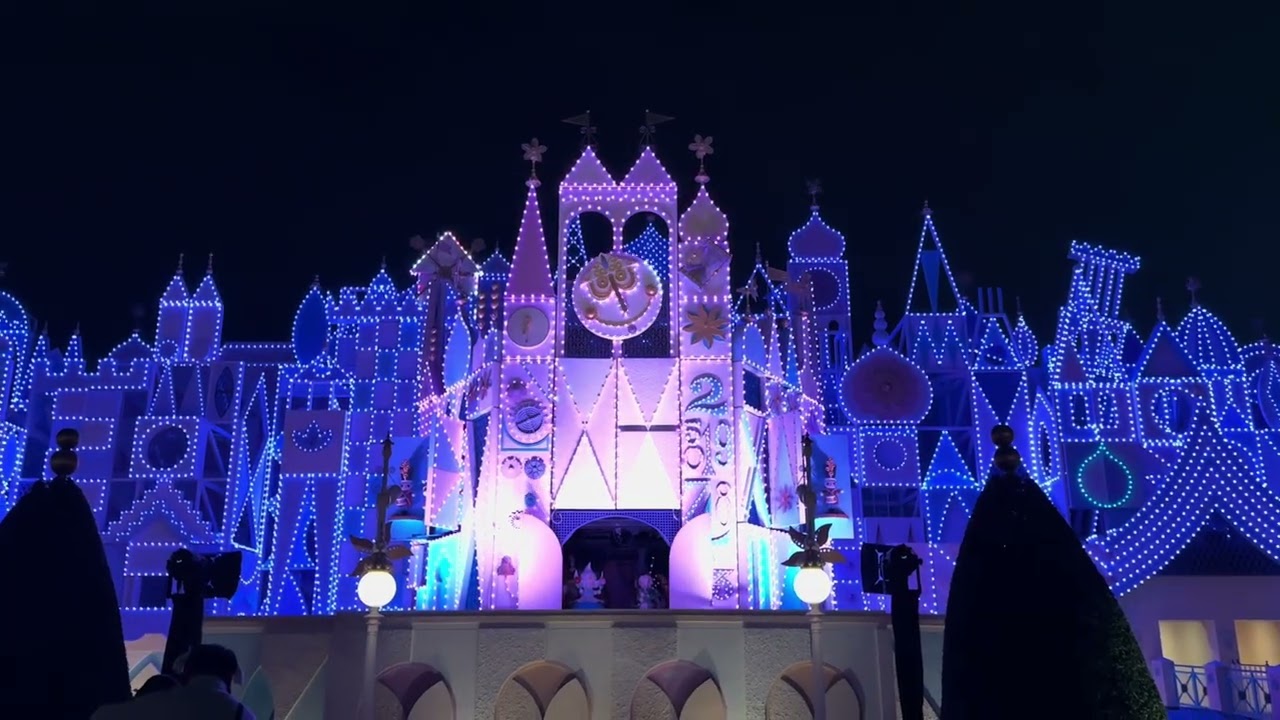 Hong Kong Disneyland It’s a small world clock parade 7:00pm before new year