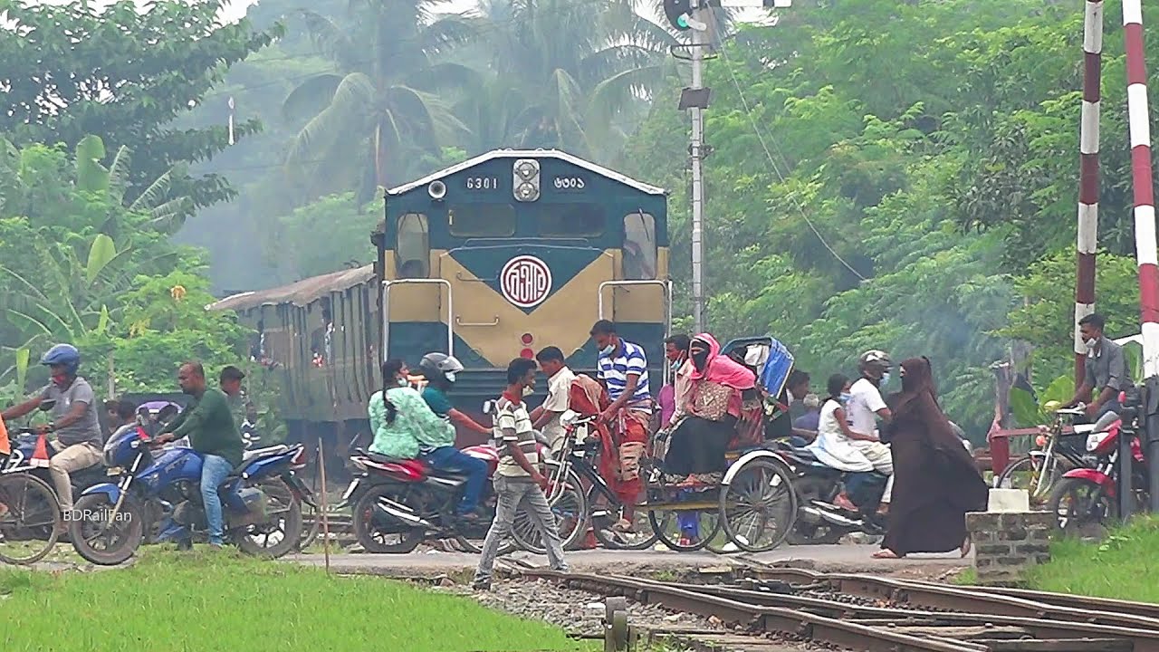 Rocket Mail Train passing crowdy Rail Gate || Khulna-Chilahati long route all stoppage Local train