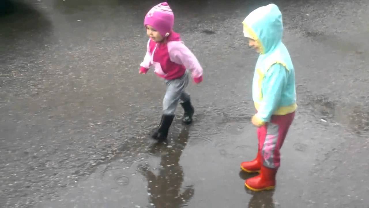 Santa jumping through puddles Ni&ntilde;a saltando en los charcos Petite fille sautant dans les flaques.