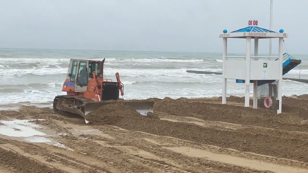 Lido di Jesolo, úprava pláže na zimu. Lido di Jesolo end of season beach preparation for winter.