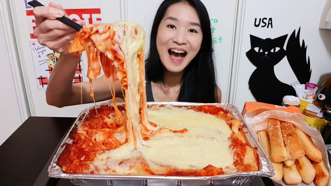 ОЧЕНЬ СЫРНАЯ ЛАЗАНЬЯ! Безумные хлебные палочки от Little Caesars — мукбанг со звуками еды ASMR