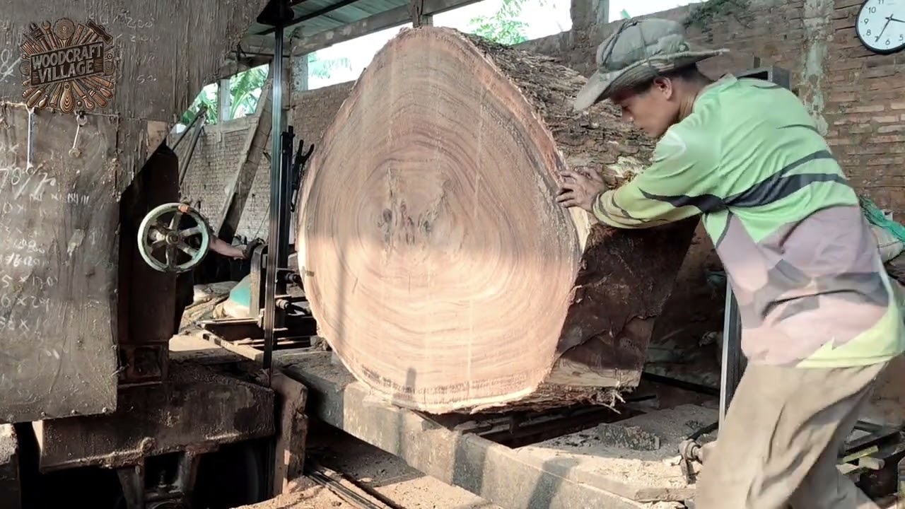 Large Band Saw Cutting Wooden Bars Molded Circular Chips