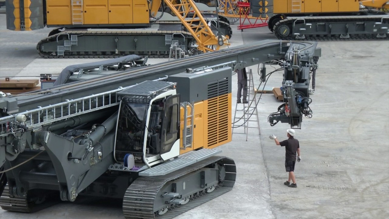 Liebherr – LRB 355 leader disassembly for transportation