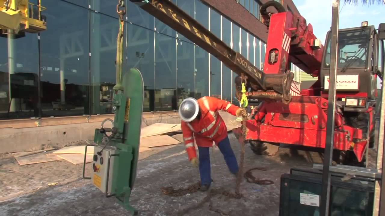 Vlasman Verhuur Glas plaatsen met een verreiker