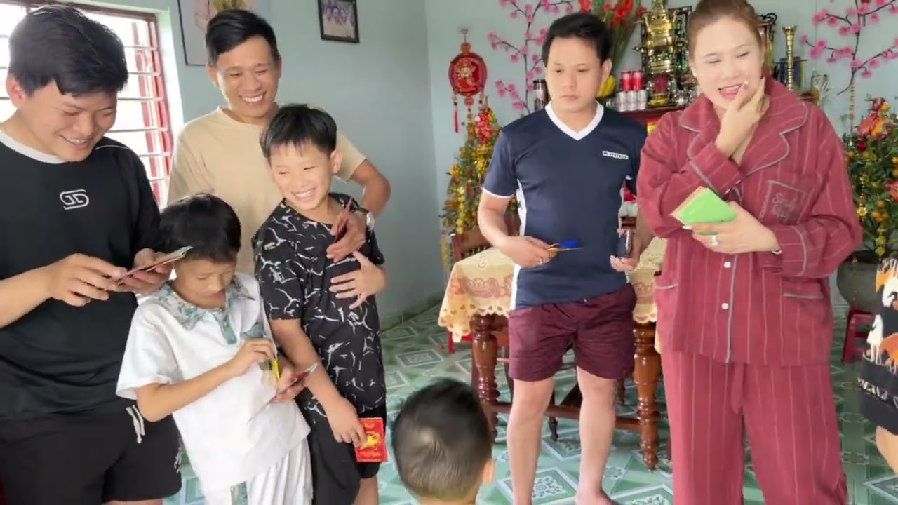 Lì xì đầu năm nhà mẹ Tính quá xá là vui