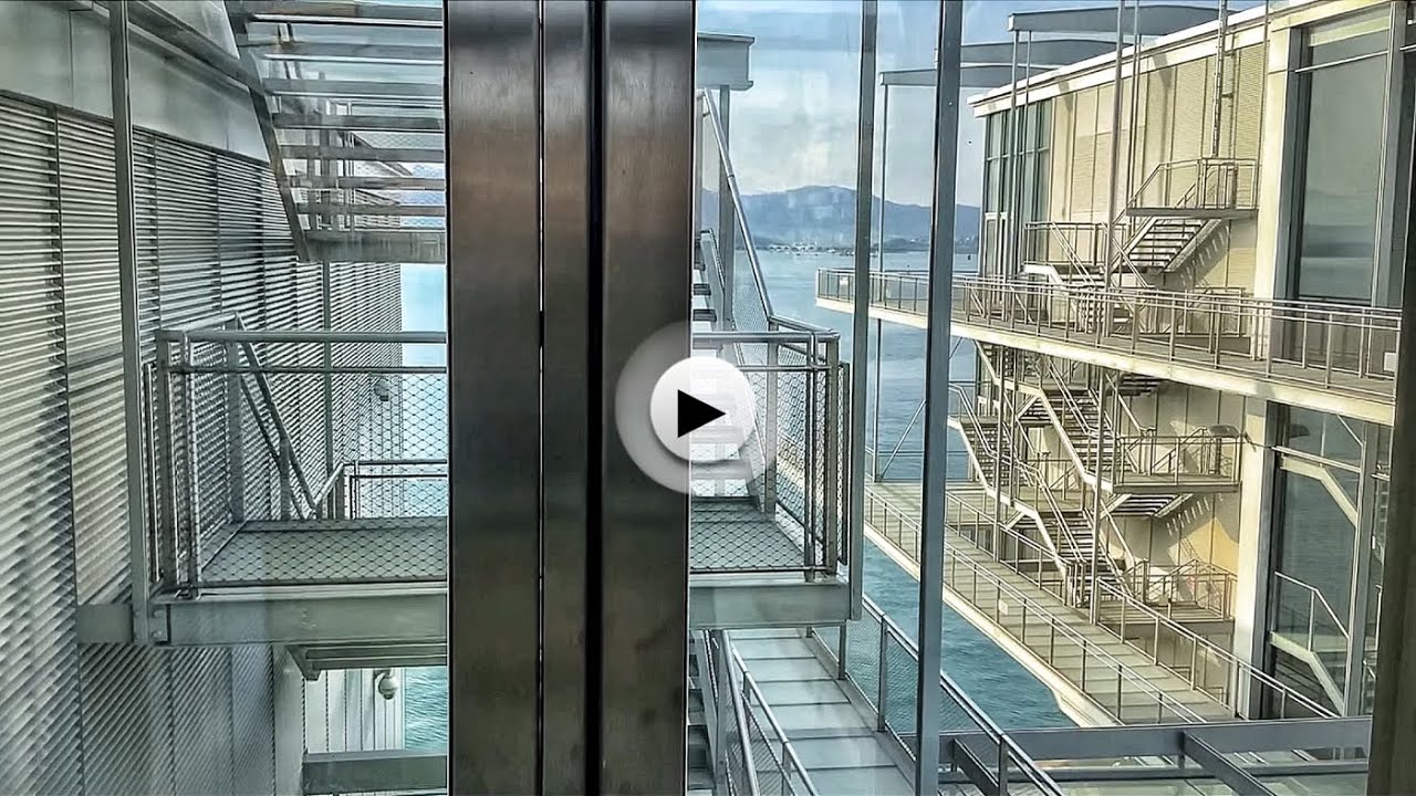 Si te quedas a ver el vídeo, te sorprenderá la música de bajada y de subida del ascensor