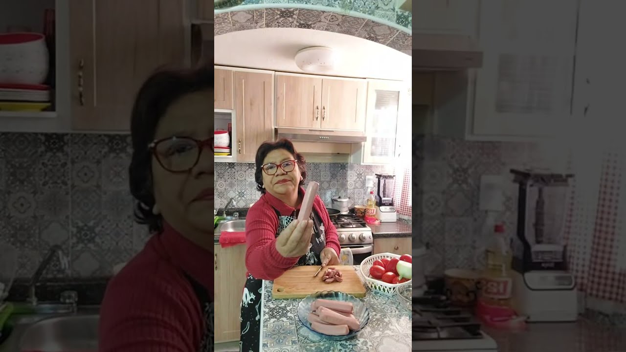 acompáñenme a preparar salchichas a la mexicana.