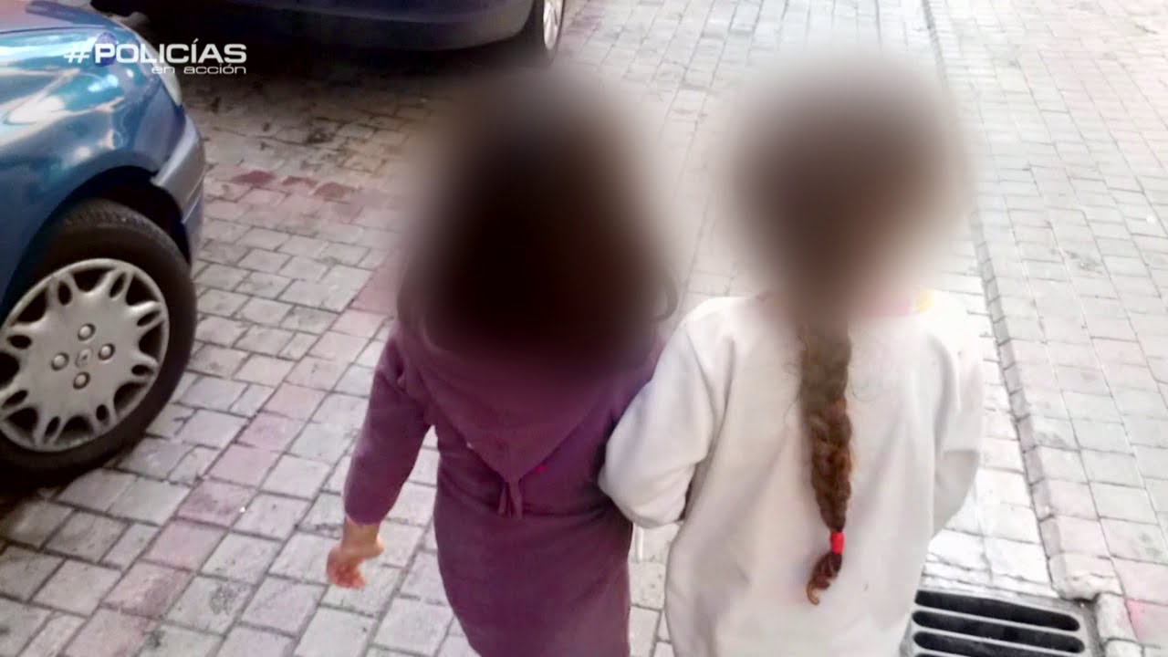Dos niñas solas en pijama por la calle - Policías en acción
