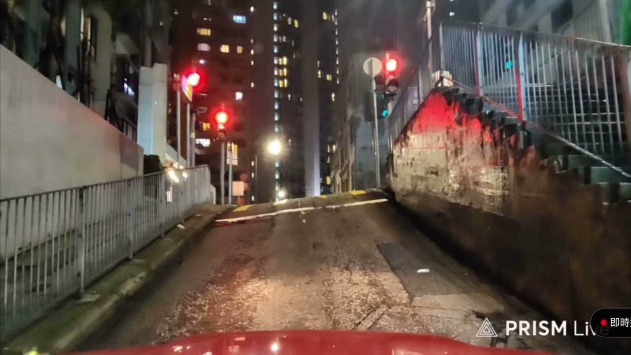 天雨路滑的士斜路起步有困難/車輪原地空轉/￼摩羅廟街羅便臣道交通燈￼￼￼