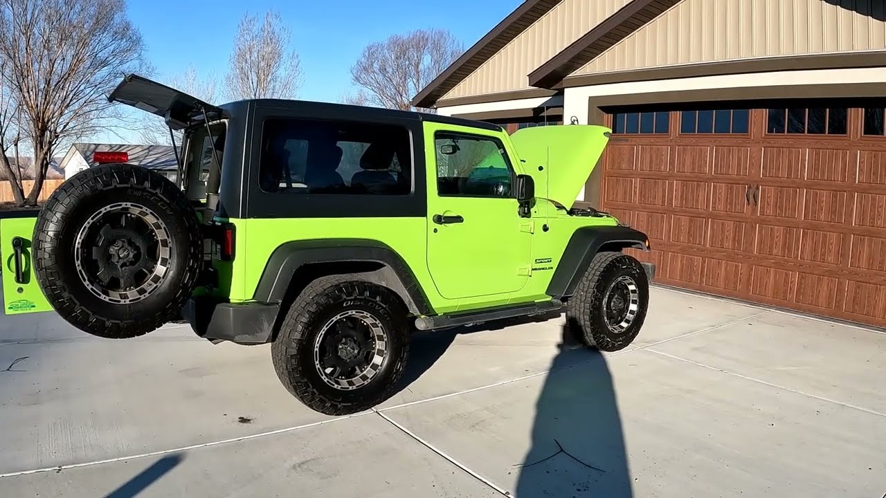 Снятие заднего сиденья на Jeep Wrangler 2013 года