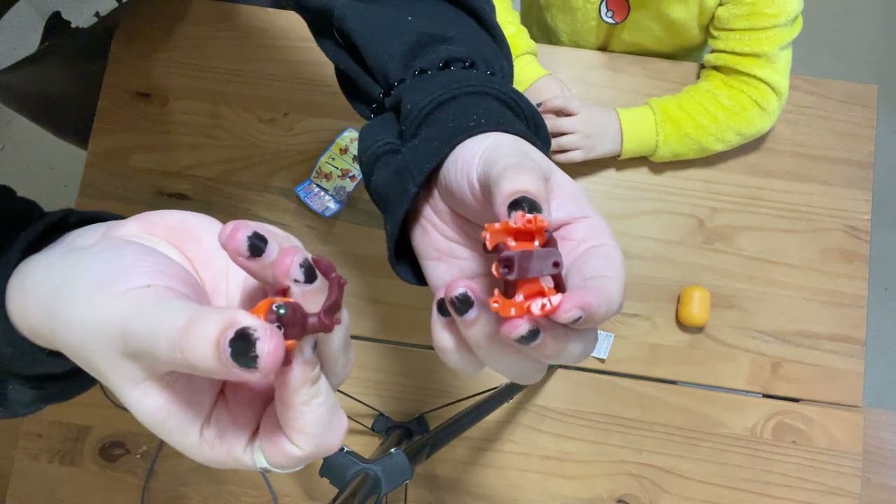 Best Buds #5: Kinder Egg Toys Unboxing ( PART 1 )