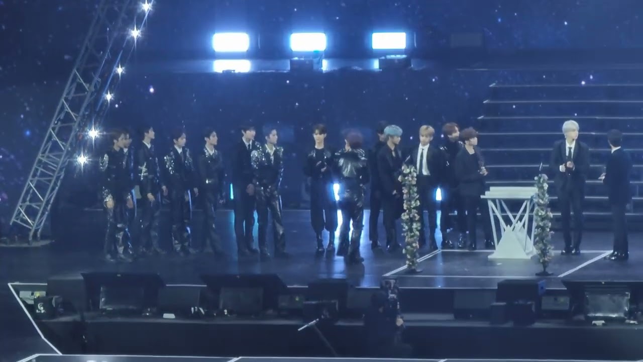 Fancam: Lun8 and Hori7on won an award @ Asia Artist Awards 2023 [4K] #AAA2023inPH | trina.ph