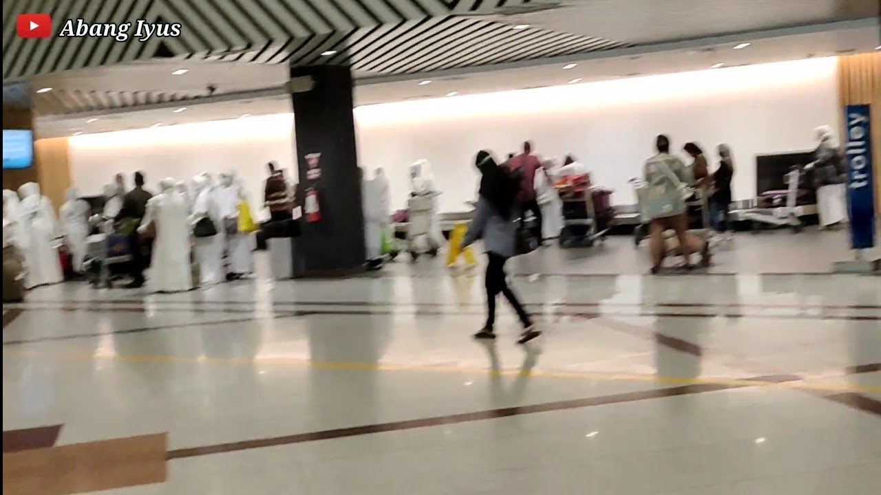 PROSES PENGAMBILAN BAGASI DI RUANG KEDATANGAN DOMESTIK BANDARA JUANDA SURABAYA