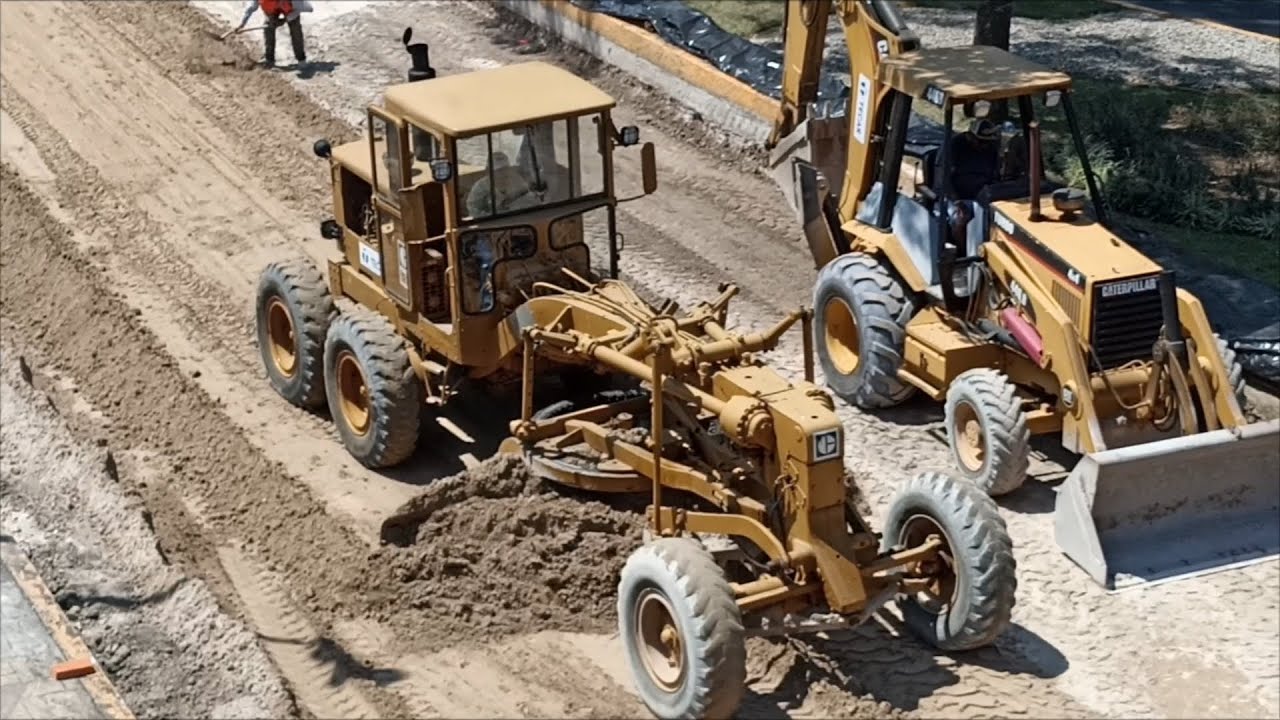 Motoniveladora Caterpillar 12F y Retroexcavadora Caterpillar 416C nivelando el terreno
