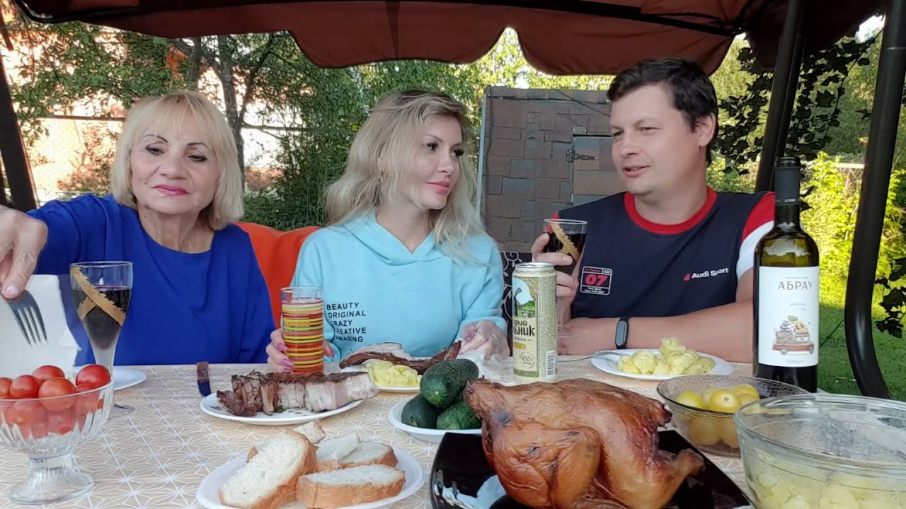Мукбанг с МАМОЙ | Уплетаем ДЕЛИКАТЕСЫ на ПРИРОДЕ 😋 | Репетиция празднования ГОДОВЩИНЫ СВАДЬБЫ
