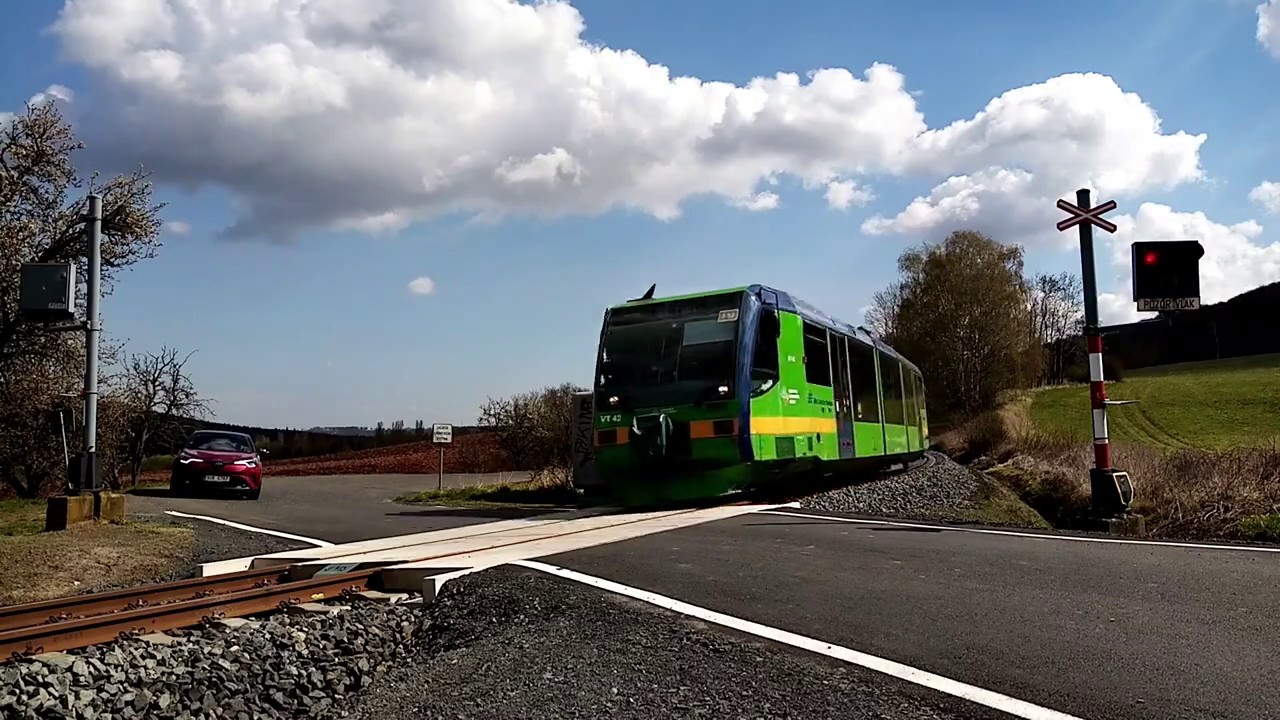 Železniční přejezd Domoušice [1] P2348 - AŽD 71 - 10.4. 2020. / Czech level crossing.