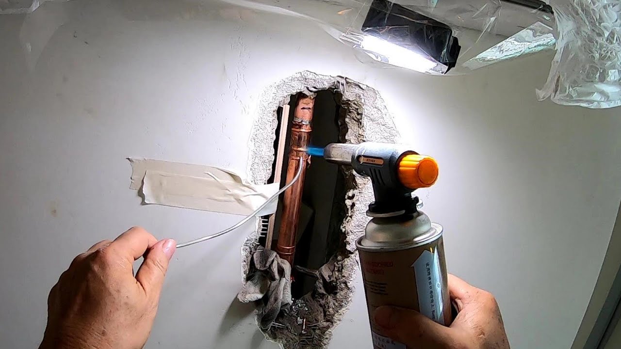 Demonstration of welding at both ends of the wall pipe 入牆水喉 兩頭死位 燒焊示範