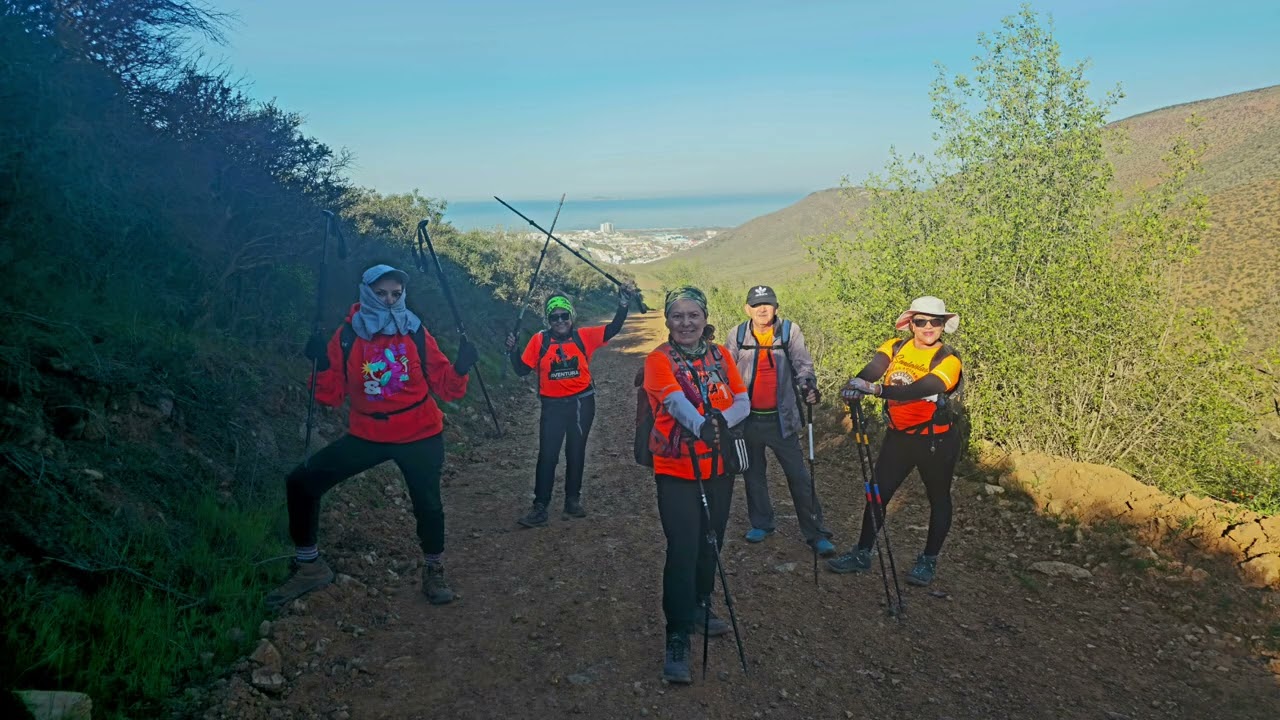 Por los cerros de Lagos caminando por el sur por las torres eléctricas 