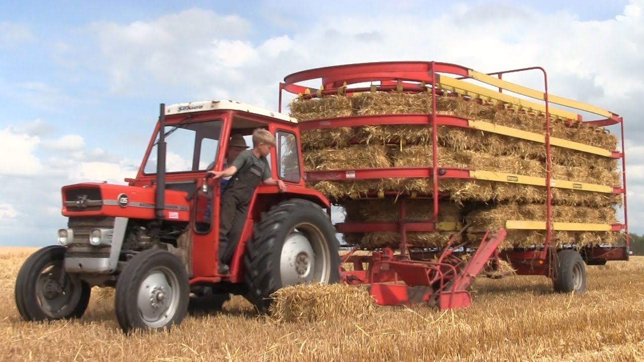 Massey Ferguson 135 picking bales w/ Kemper Express BE 125 Ballen Automat | Danish Agriculture