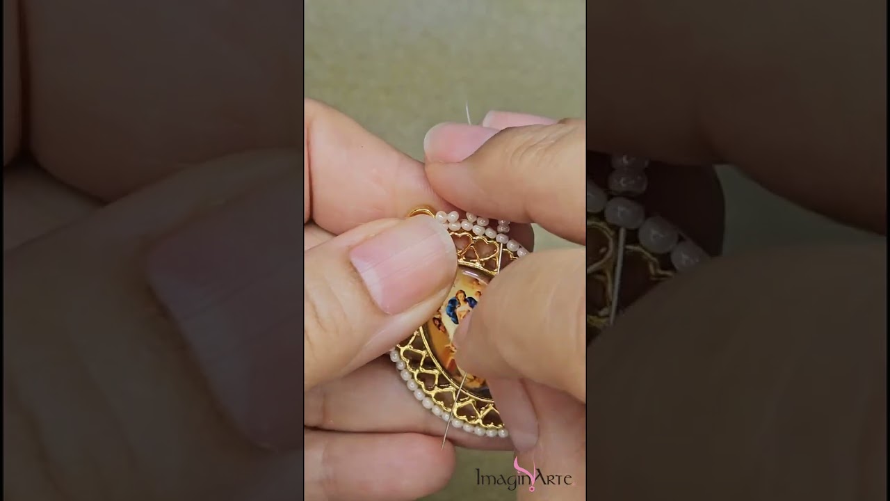 Dije María: Chaquiras/Mostacillas