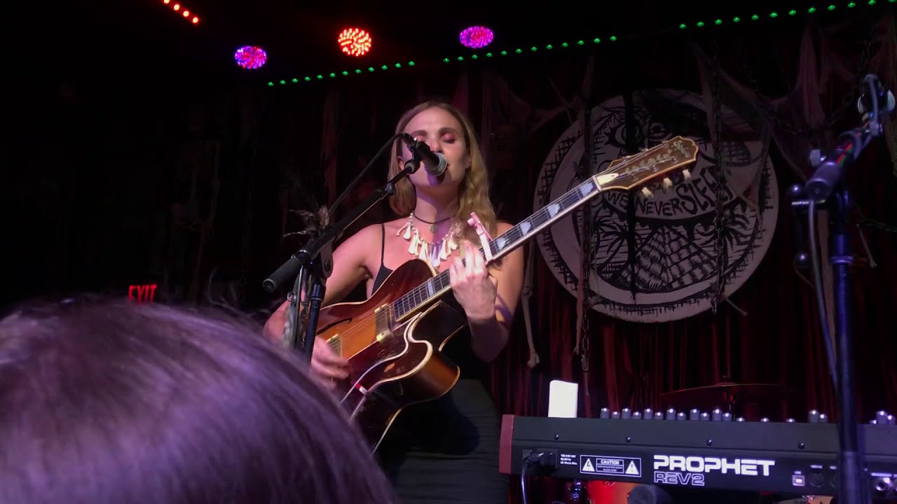 Z Berg performs Can't Remember to Forget You 10/3