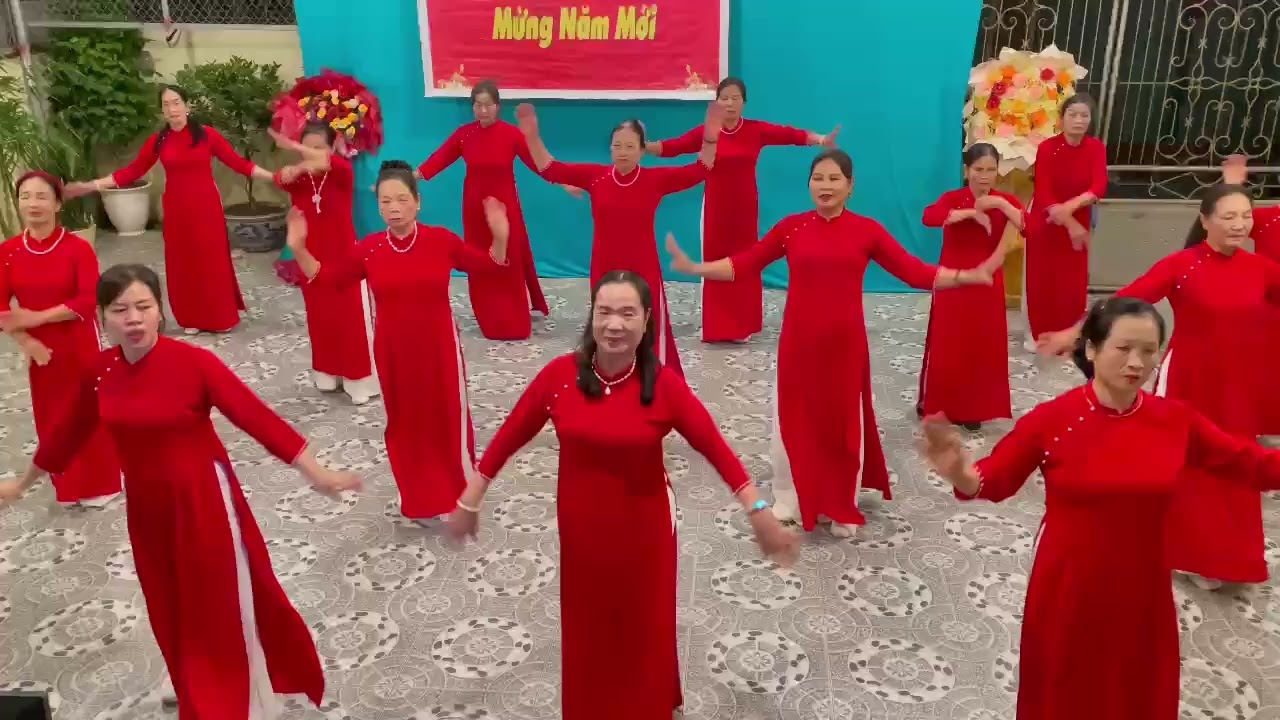 CLB dân vũ người cao tuổi thôn Gia Bùi chào mừng xuân mới 
