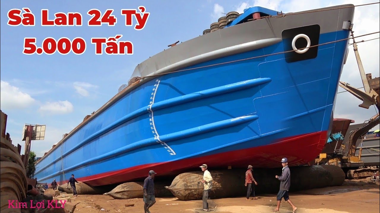 2 Xe Cuốc ,1 Xe Cẩu +Thêm 20 Người Mới Đem Được Sà Lan 5.000 Tấn Xuống Sông.