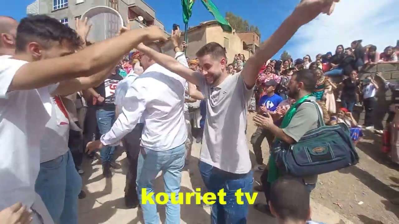 Ambiance joyeuse : Magnifique Troupe , Folklore Kabyle (idhebalen) à cheurfa tizi n'tlata à oudhias