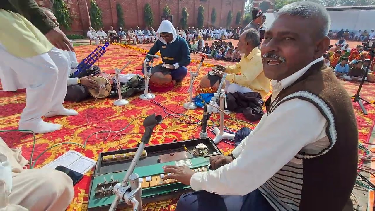 हिंदू सम्मेलन में मास्टर अशोक भारद्वाज एक भजन के साथ अपनी प्रस्तुति दिखाते हुए  दादी गोरी मदिंर 