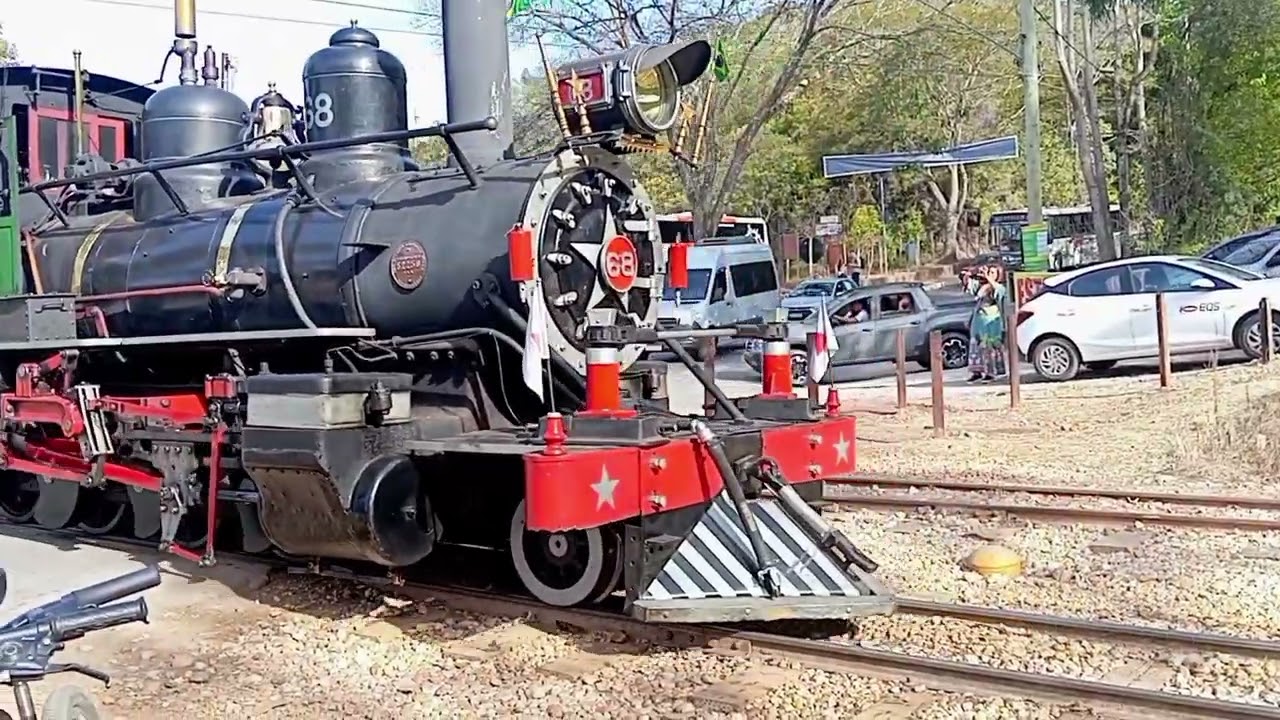 Locomotiva 68 passando pelo Km 87 e na estação ferroviária de Tiradentes MG 