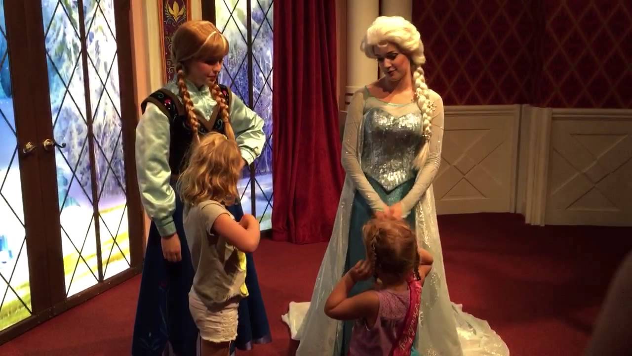 Girls play hide and seek with Elsa and Anna @ Disneyland
