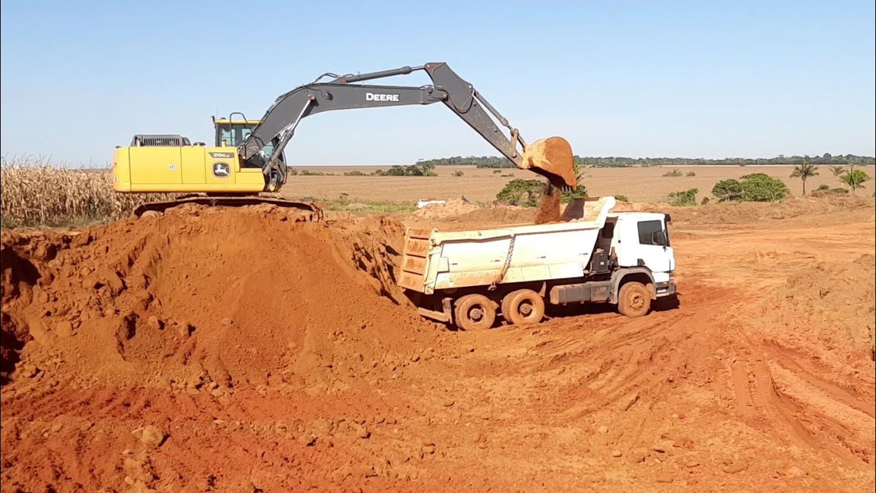 Carregamento de caminhão com escavadeira John Deere 210GLC!