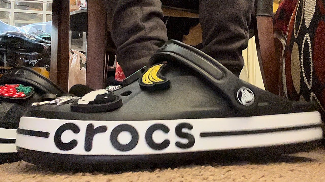 Bayaband Crocs Shoeplay + Mismatch Socks #soles #feet #shoeplay #toewiggles #mismatchsocks #crocs