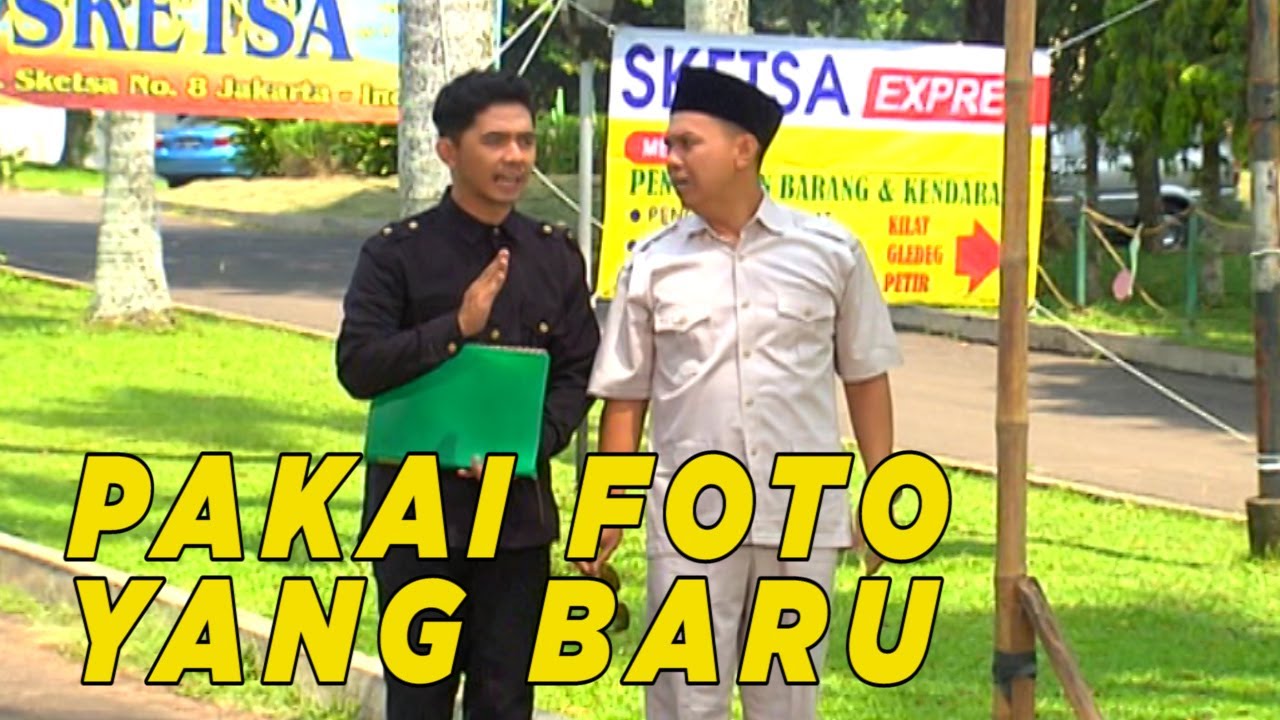 Bikin spanduk itu harus pakai foto yang terbaru dong | SKETSA