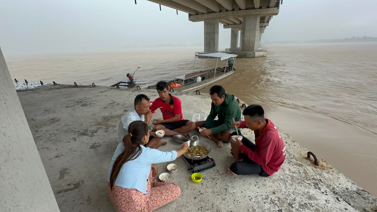 Săn bắt nấu ăn dưới chân Cầu Đại Ngãi 2 . Bữa nay trúng mánh bầy Cá Ngát quá ngon VXĐ 960