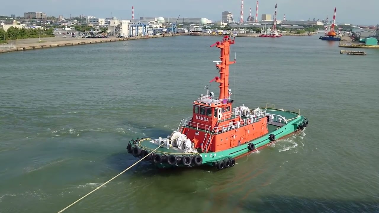 250819 151201新潟港内にて、タグボートで曳航される新日本海フェリーゆうかり