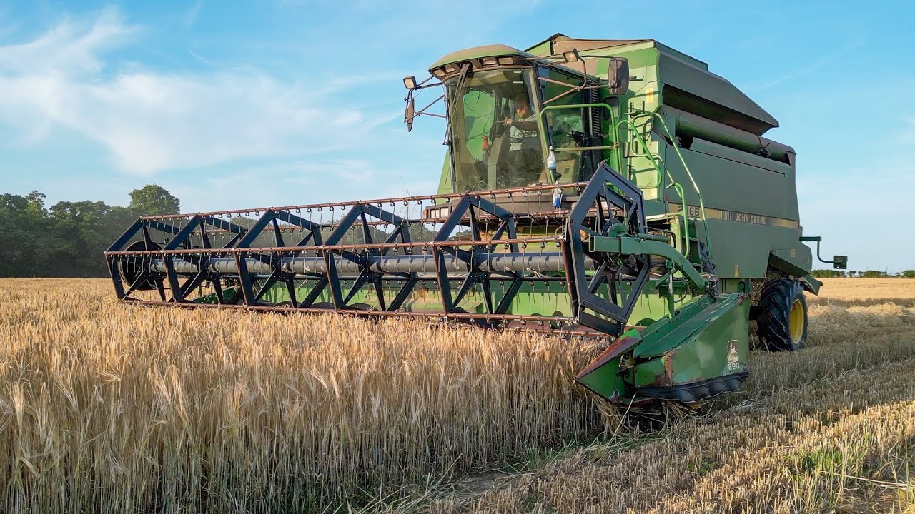 John Deere Combine Harvester 2066 (1996) / River Stour, Essex / DJI Mini 3 Pro / 4K