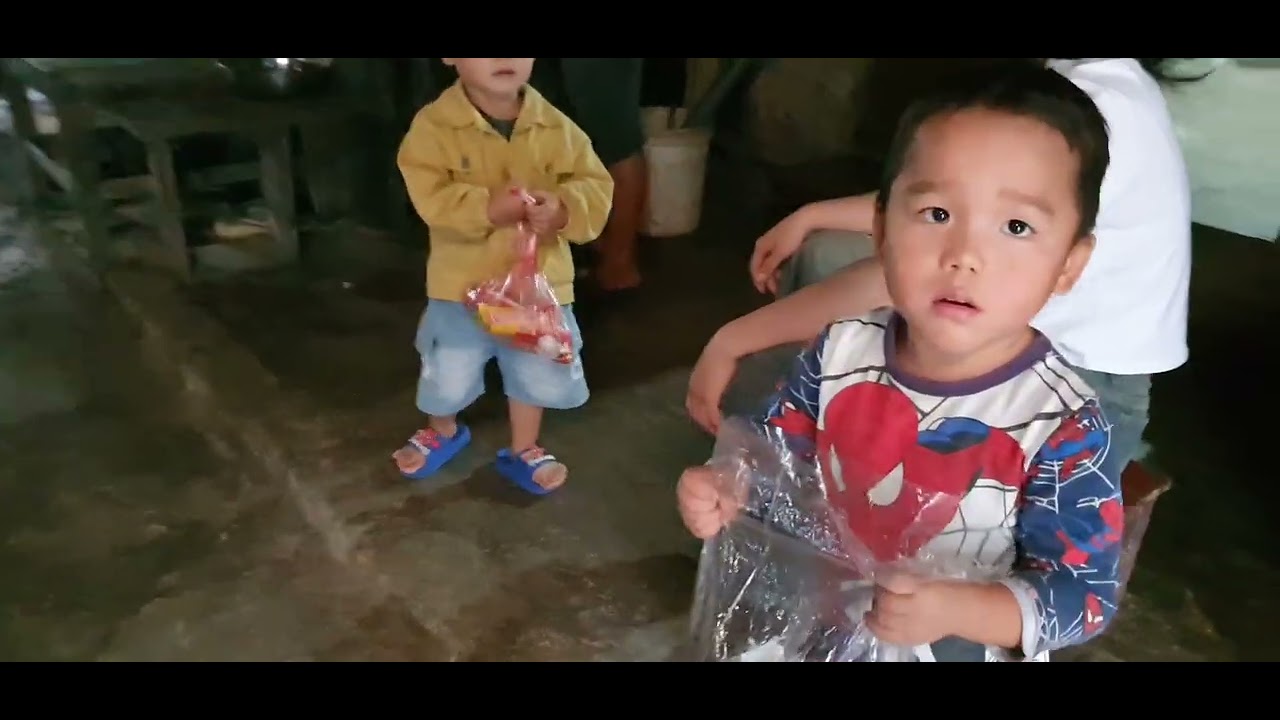 CHÁU TỦA CHÁU NÔ MỒ CÔI LẦN ĐẦU CHÁU NÔ ĐƯỢC KẸO TRUNG THU MANG VỀ