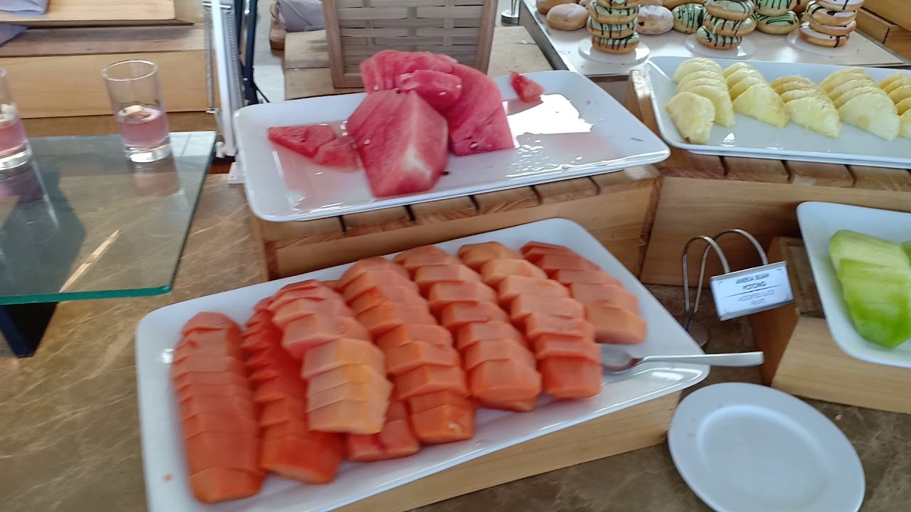 Sarapan Pagi di (Breakfast at) Le Eminence Hotel Cipanas Puncak.