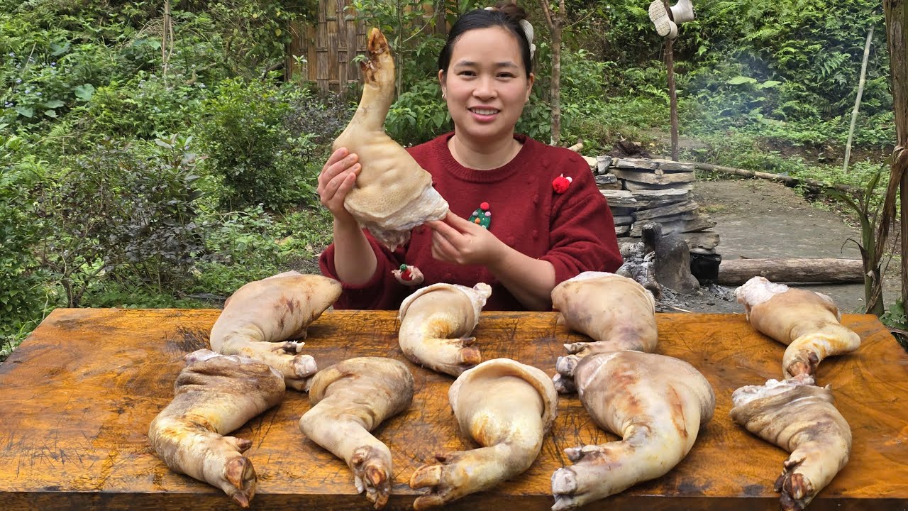 LIFE ON THE FARM: Cooking delicious dishes from pork leg - Bringing rolled pork trotters to sell.
