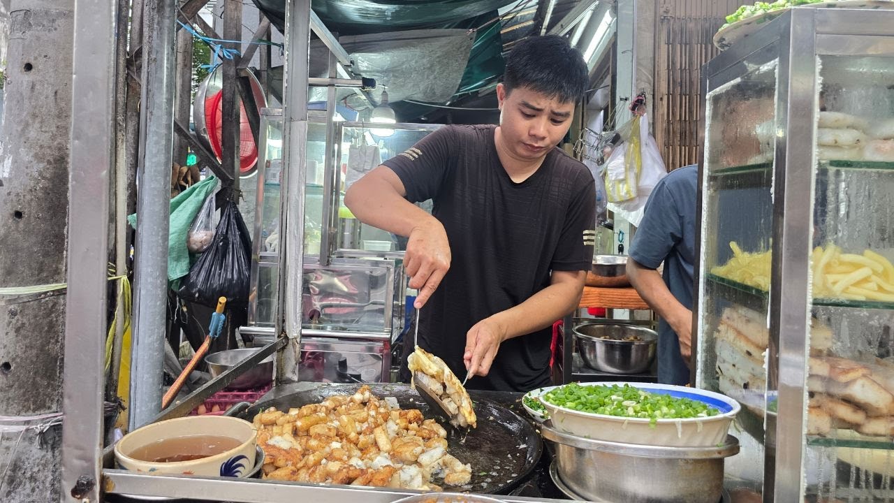 Tiệm bột chiên tớp mỡ siêu giòn xưa cũ ở Sài Gòn, khách lớn tuổi ăn rất nhiều