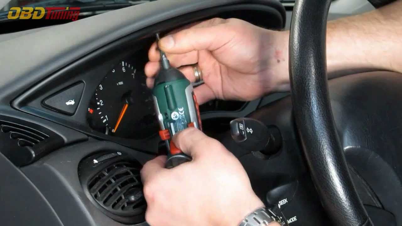 How to remove a Ford Focus instrument cluster [HD]