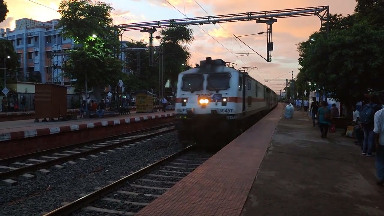 13188 Down Rampurhat Sealdah Maa Tara Express Train Skipping Through Belgharia Station | Railway |