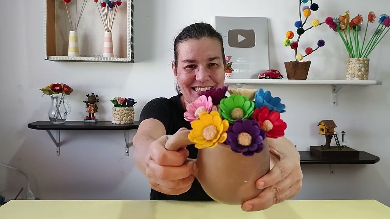 FLORES  LINDAS FEITA COM CAIXA DE OVOS