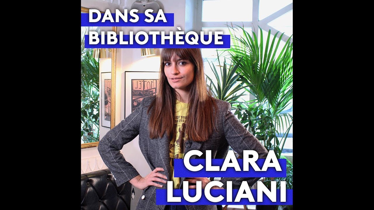 CLARA LUCIANI - Dans sa bibliothèque