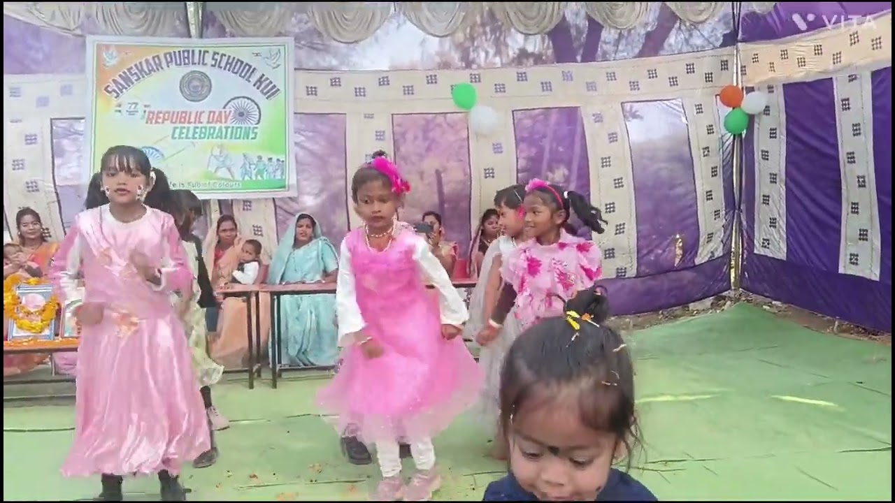 मस्ती में डोले बच्चों की डांस संस्कार पब्लिक स्कूल कोई 😄😄😄