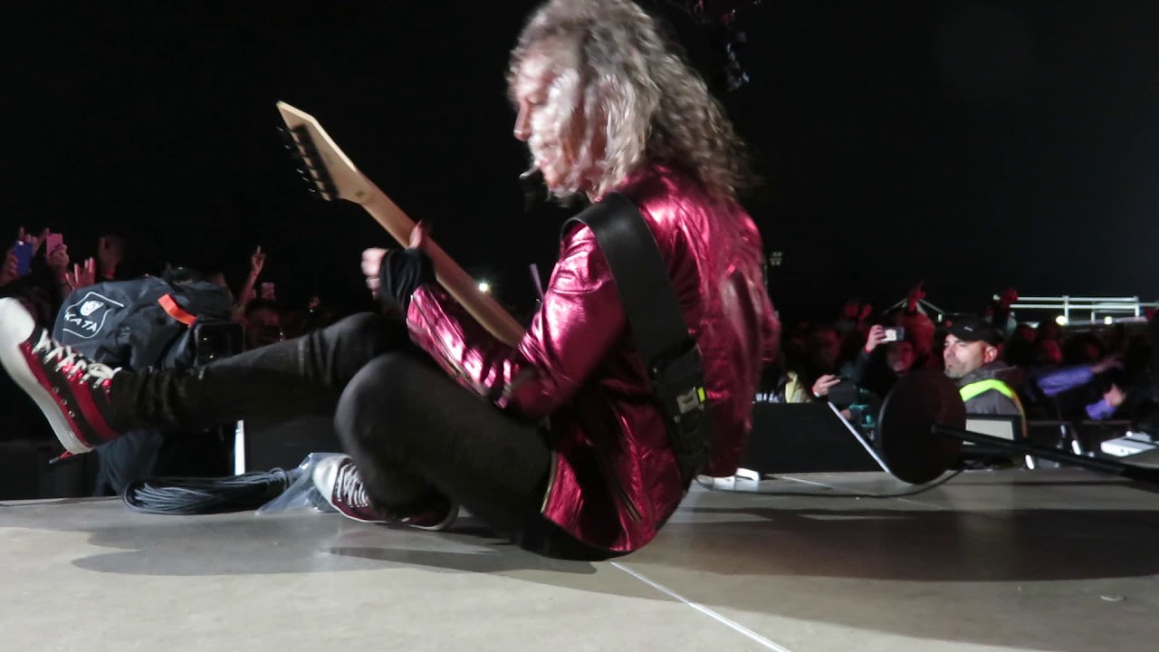 Kirk Hammett falls while playing on the Snake Pit - Metallica live@Milan 08.05.2019