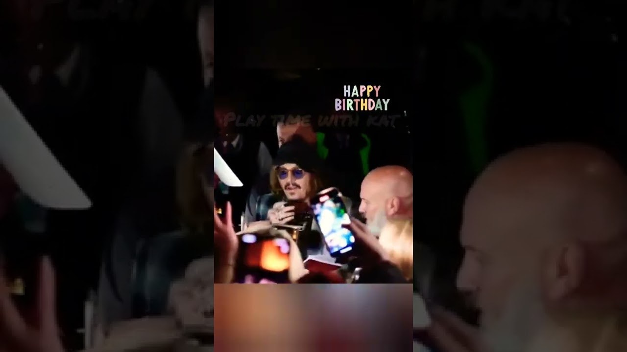 Fans sing Happy Birthday Johnny Depp 🎂🎈🎉